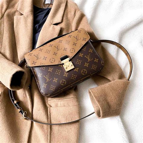 louis vuitton pochette metis outfit
